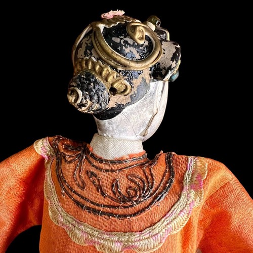 "Antigua muñeca de ópera china bordada ropa de seda 10,5"" de alto dedos largos de colección" - Imagen 4 de 15