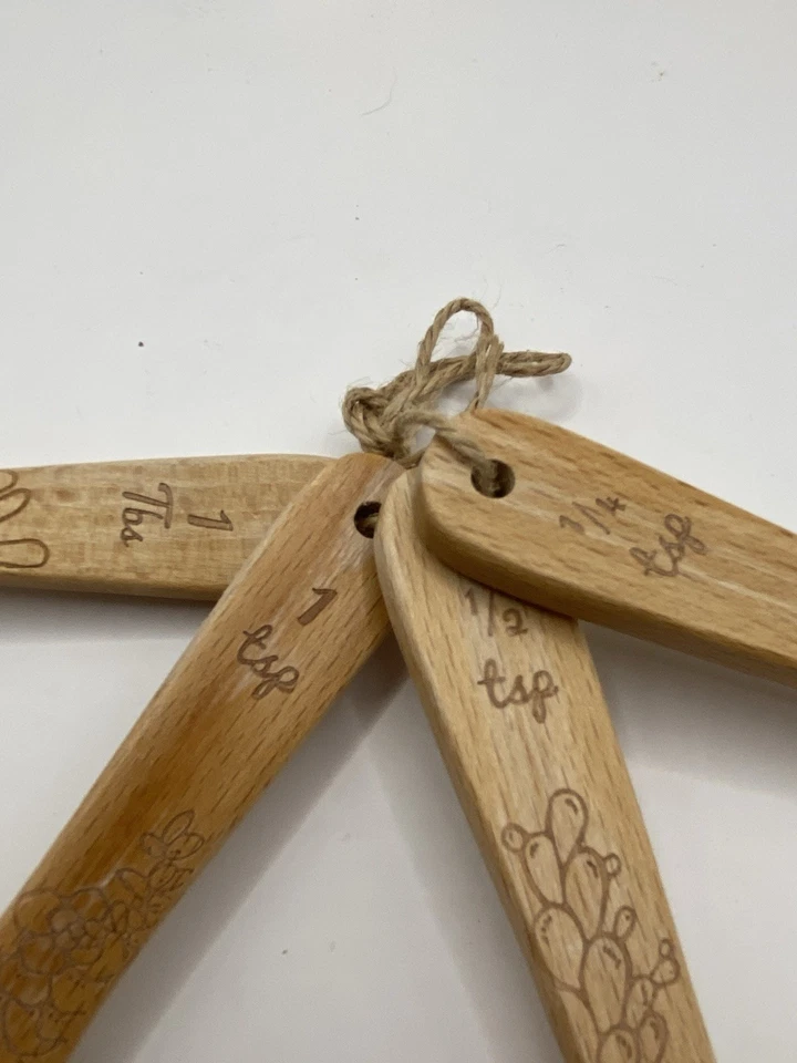 Juegos de esparcidor y cuchara medidora de mermelada de madera de haya Talisman Designs Foto 2 de 4