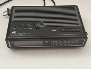 Vintage General Electric Alarm Clock Radio Model 7 4612BKA Works Great