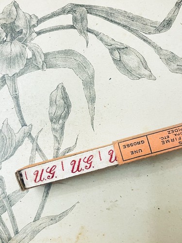 Initiales / Lettres / Monogrammes brodés sur ruban - Rouge - Textile ancien - Picture 84 of 150