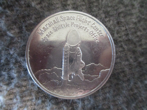 NASA MARSHALL SPACE FLIGHT CENTER MEDALLIONS 25&50 YR/MIR (2 FLOWN)+2 PINS+DECAL - Picture 9 of 21