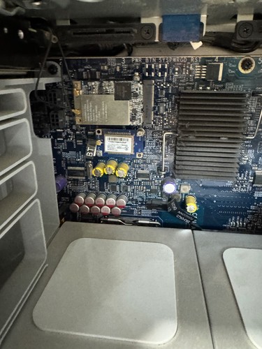 Apple Mac Pro Xeon 2.0 A1186 seems to boot but has bent handle - Picture 5 of 9