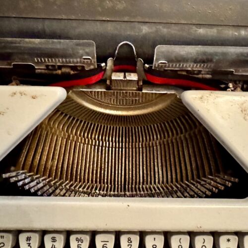 RARE Cursive font Olympia SM7 De Luxe 1963 Typewriter Portable. Partial refurb. - Picture 5 of 11