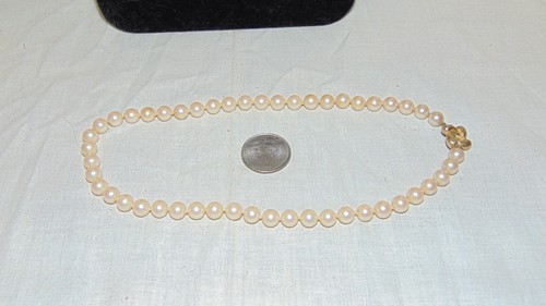 16" VINTAGE FAUX PEARL NECKLACE WITH FLOWER CLASP 8MM BEADS - Picture 3 of 5