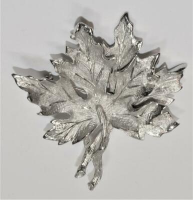 Signed BSK Silvertone Strukturiertes LEAVES Blattform Pin Brosche