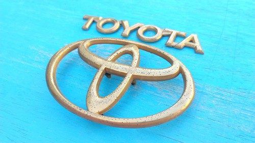 92 93 94 95 96 TOYOTA CAMRY GOLD REAR GATE TRUNK LID EMBLEM BADGE LOGO - Picture 4 of 7