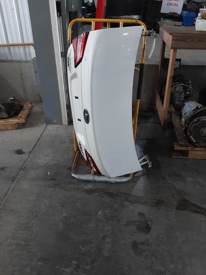 Used Deck Lid fits: 2015 Subaru Legacy rear view camera Sedan without spoiler Gr — 第 2/4 张图片