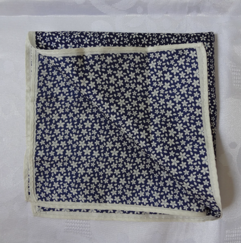 Tasca quadrata uomo nuova senza etichette vintage seta blu con disegno floreale bianco seta - Foto 5 di 5