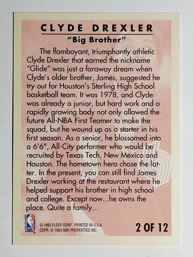 Fleer Clyde Drexler #2 1993-94 Clyde Drexler/bola de sujeción en alto con mano derecha - Imagen 2 de 2