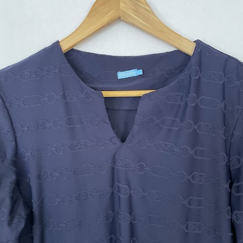 J. MCLAUGHLIN Größe Large dunkelblau Popover V-Ausschnitt Top Ton in Ton Ketten-Design - Bild 2 von 6