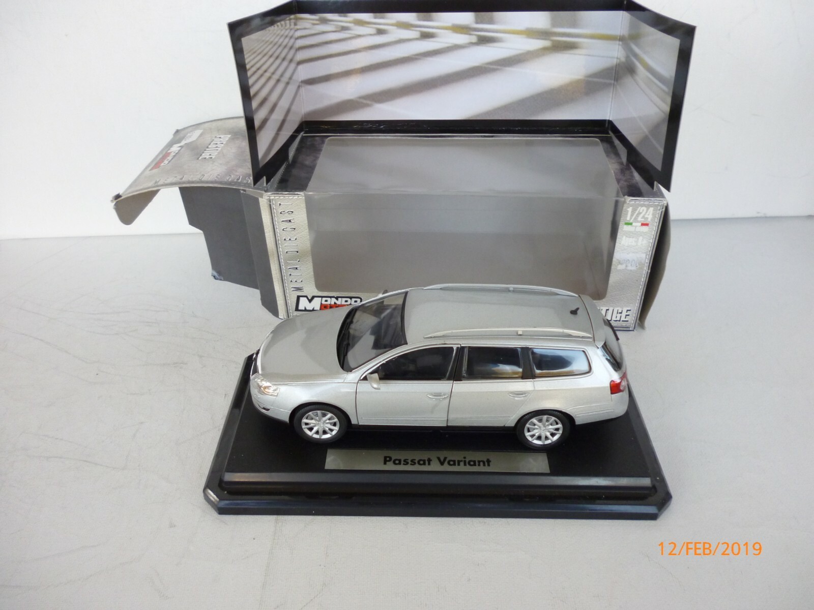 1 24 SCALE MODEL VOLKSWAGEN PASSAT FSI VARIANT plata gris NEW IN BOX RARE online barato 1 24 24 24 SCALE MODEL VOLKSWAGEN PASSAT FSI VARIANT plata gris NEW IN BOX RARE tienda de descuento