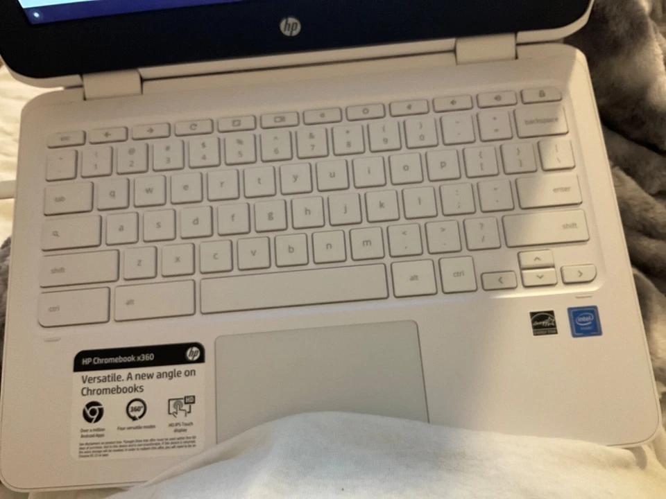 Chromebook Barley usado hp x360 modelo 11 Color: Blanco con un borde negro GB:32 Foto 4 de 4