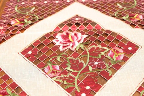 Elegantly embroidered top quality table runners for furniture and home deco - Foto 2 di 3
