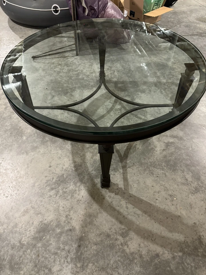 Mesa de centro con tapa de vidrio de hierro forjado restauración herrajes cerámica granero bonito pesado Foto 4 de 4