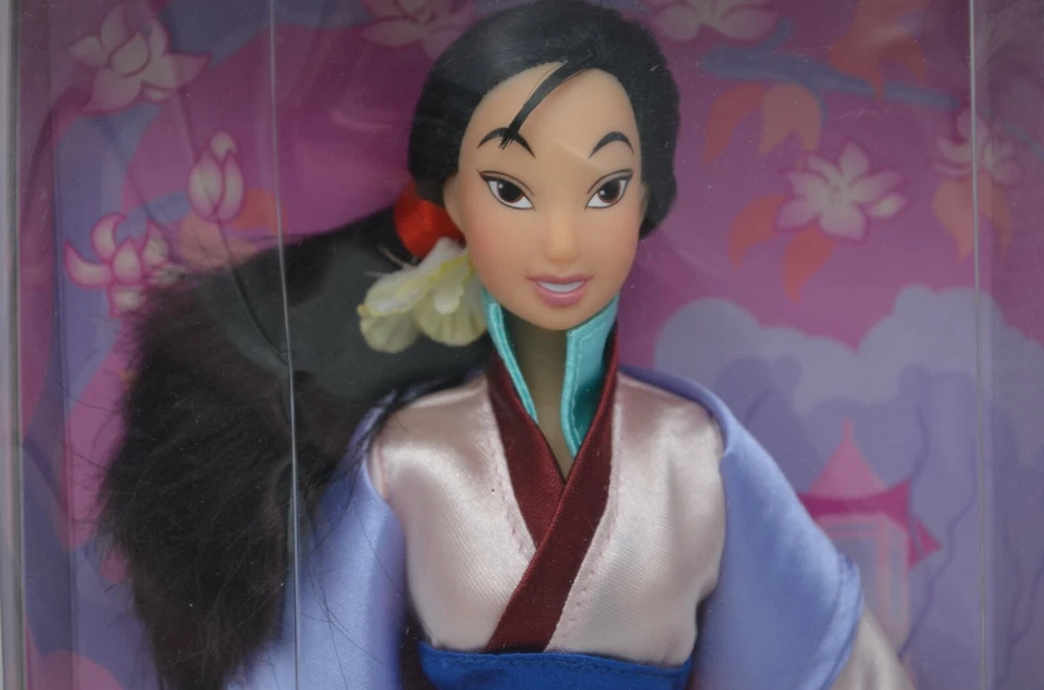 Boneca Barbie Princesa Mulan 11" Disney Store nova na caixa - Imagem 2 de 4
