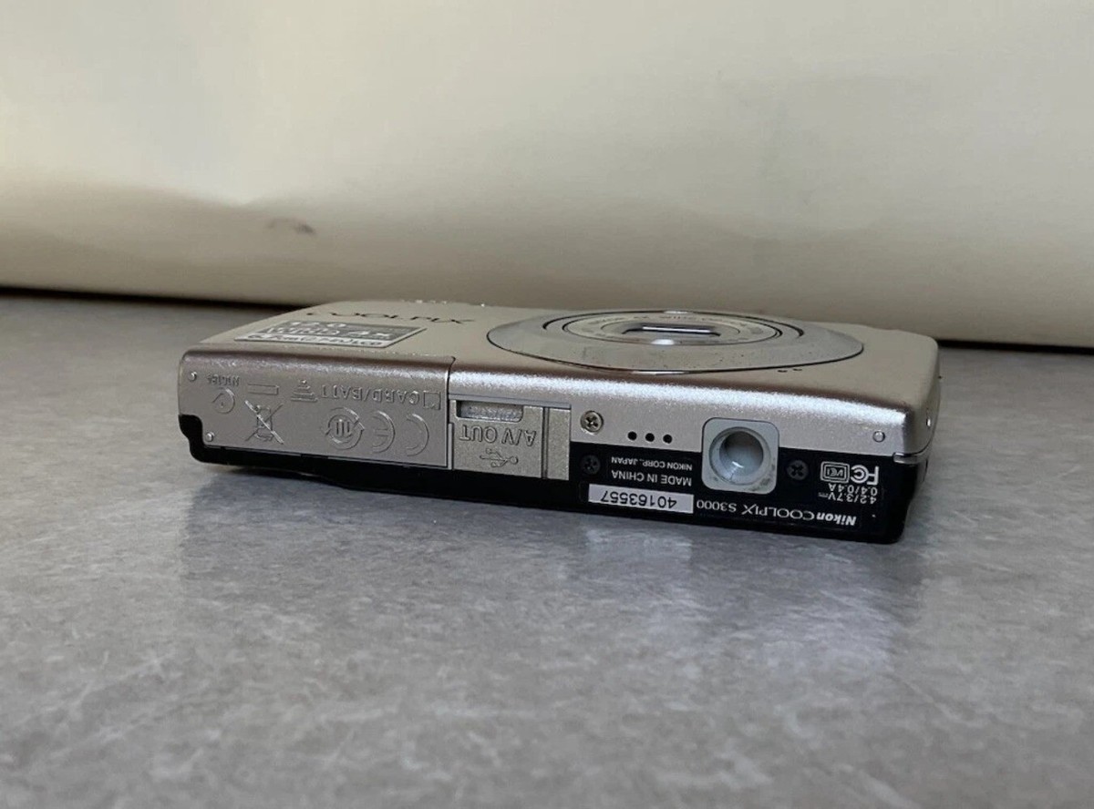 NIKON COOLPIX S3000 Digital camera Silver Used Working From