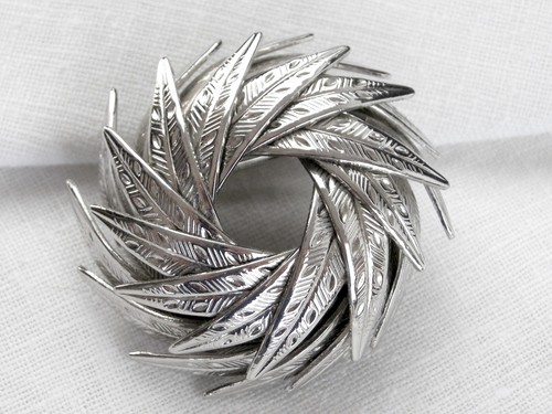 Vintage CORO Brooch Dome Wreath Overlapping Leaves Feathers 3D Silver Tone Pin - Picture 1 of 10