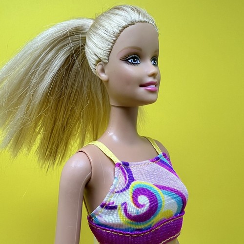 Muñeca Barbie Río de Janeiro Mattel con Cabello Rubio Ojos Azules en Traje de Baño Tie-Dye - Imagen 11 de 24