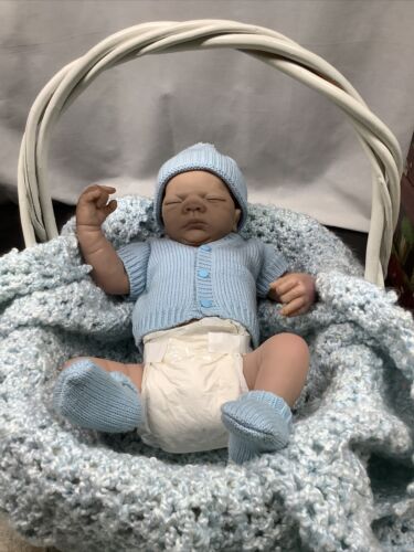 Bambola in vinile Charlie veramente vera Reborn Ashton Drake in cesto con coperta blu - Foto 2 di 15
