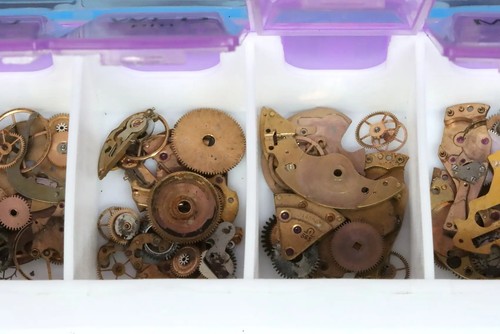 Box with old used mixed Omega watch parts - Bild 2 von 13