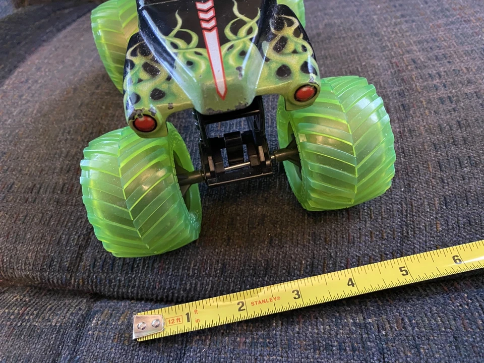 Camión Monster Jam Grave Digger Green Tires 1:24 Big Diecast Hot Wheels 2020 Foto 4 de 4