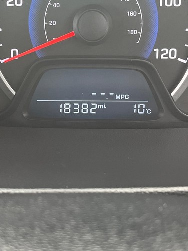 Hyandai i10 Premium 5 Door Hatchback - Picture 10 of 20