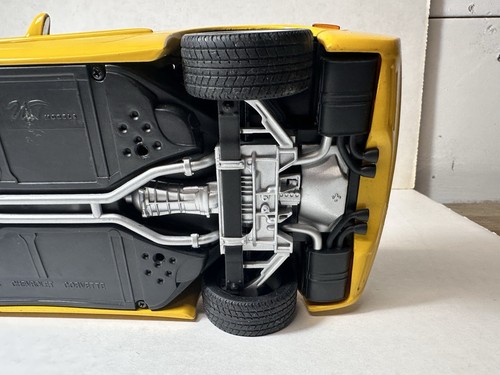 UT Models Chevrolet Corvette C5 Convertible Yellow 1:18 Diecast (READ) - Picture 15 of 19