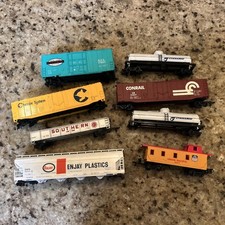 Vintage HO Scale Train Lot Bachmann trains, tracks, bridge, signs, UNTESTED