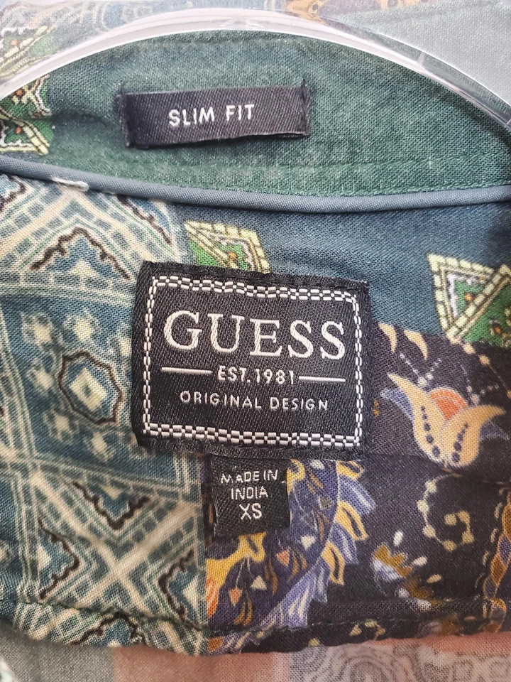 Camisa Guess Para Hombres XS Calce Ajustado Estampado de Retazos Manga Corta Abotonada M2H06WD4Z2 Foto 2 de 4