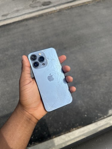 iPhone 13 Pro 128 Go fissuré arrière et avant verrouillé - Photo 3 sur 4