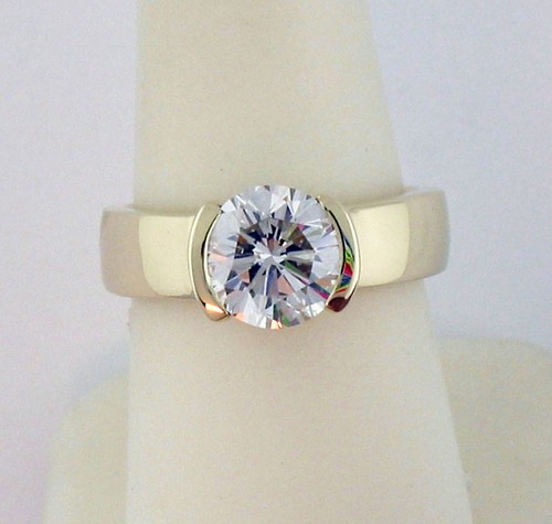 ANILLO DE DIAMANTES CULTIVADOS EN LABORATORIO 1/2 BISEL 2CT EN ORO MACIZO AMARILLO 14K - Imagen 2 de 4