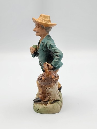Estatuilla vintage de porcelana de hombre con una cesta de fruta y perro blanco  - Imagen 4 de 7