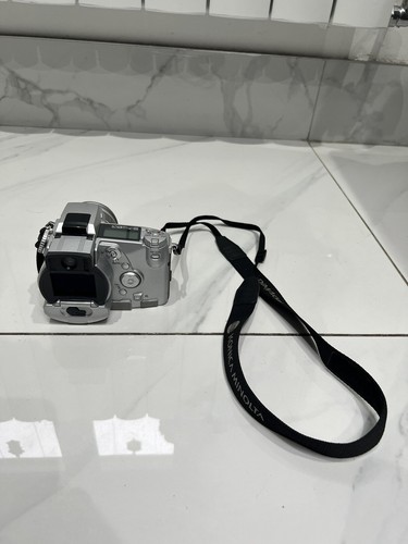 Minolta Dimage Z5 3.3 Mega Pixel Camera - Picture 3 of 9