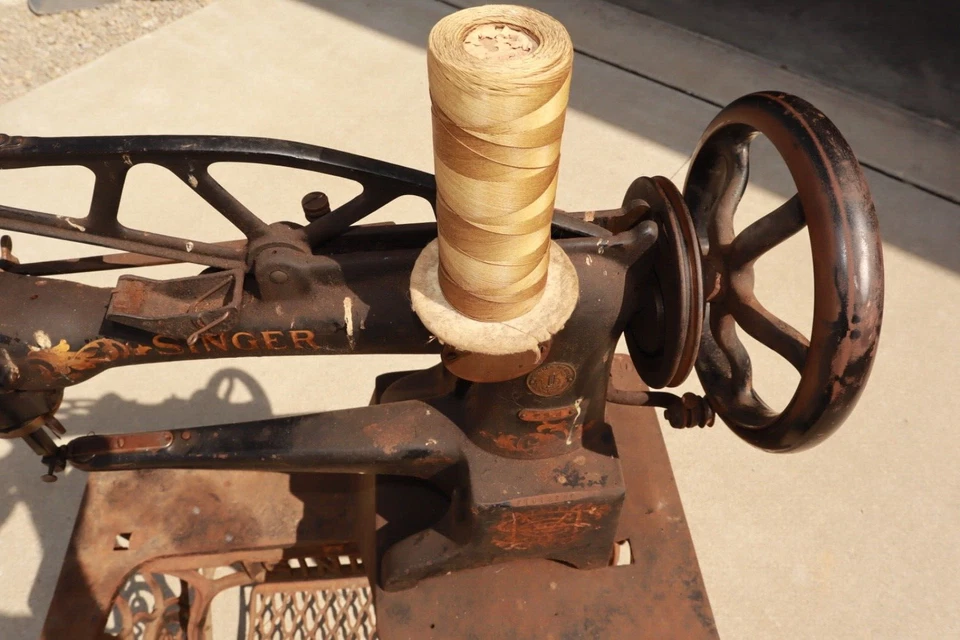 Antigua máquina de coser Singer Cobbler 29-4 usada con soporte SOLO RECOGIDA Foto 3 de 4