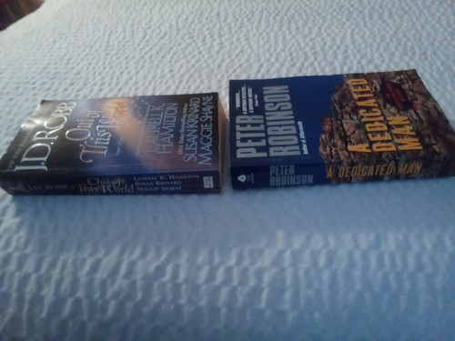 LOT OF TWO MYSTERY PAPERBACK BOOKS. - Picture 3 of 5