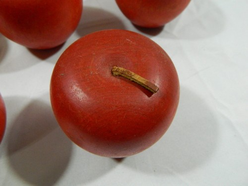 Vintage Lot of 8 Wooden Apples Fruit Decor With Leather Stems Rustic Home Decor - Picture 4 of 6