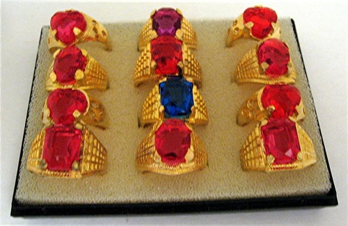 Estuche de exhibición con 12 anillos de metal en tono dorado con piedras premio de venta stock antiguo - Imagen 2 de 3