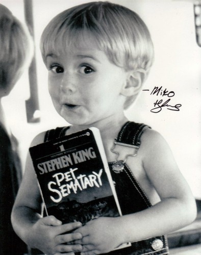 MIKO HUGHES.. Pet Sematary's Lil Cutie - SIGNIERT - Bild 1 von 2