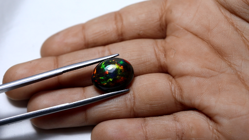 4,9 ct 15 x 11,9 mm natürlicher AAA auffälliger Multi Feuer geräuchter schwarzer äthiopischer Opal oval - Video 1 von 1