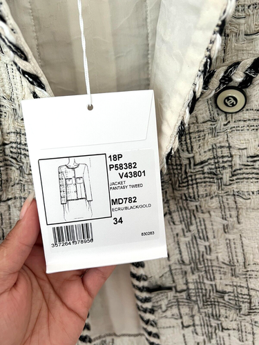 CHANEL Ivory and Black Jacket in Size UK6 / US2 / FR34 / IT38 - RRP £5,900 - Picture 7 of 14
