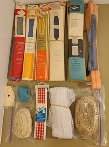 31 PC VINTAGE ZIPPER AND LACE LOT MANY UNOPENED 