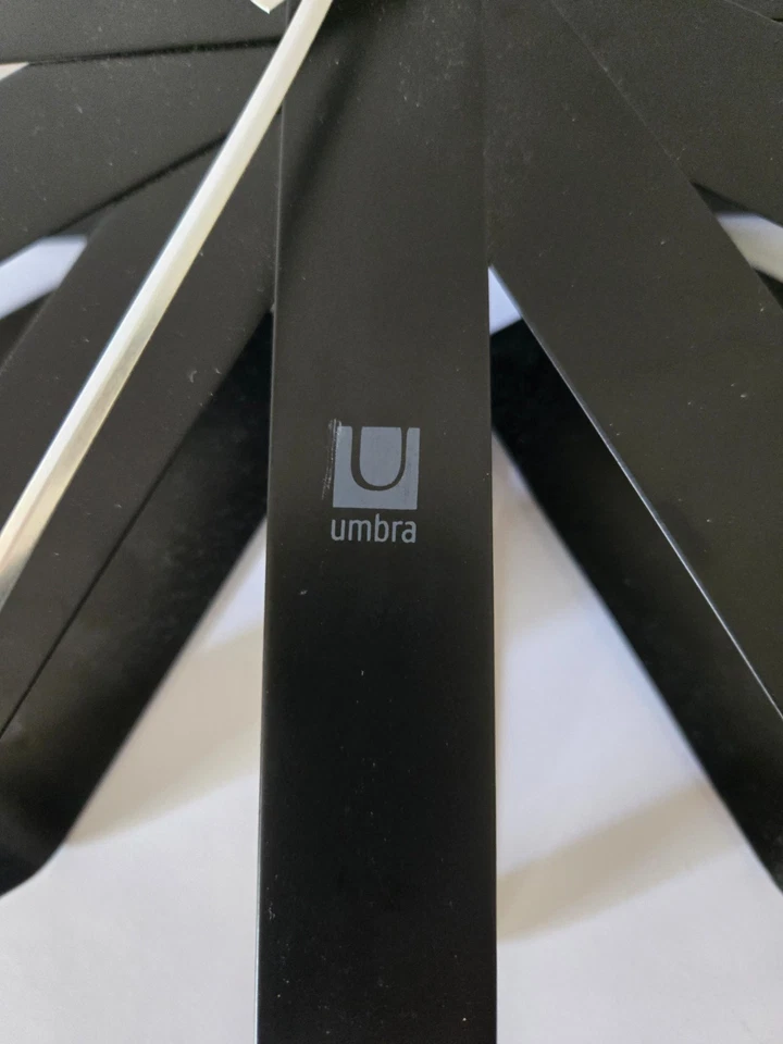 Reloj de pared Umbra vintage cinta negra de la diseñadora industrial Michelle Ivankovic Foto 2 de 4