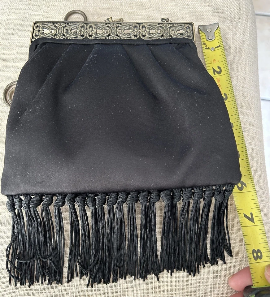 Bolso Bandolera Vintage Negro Satinado Ornamentado Dorado Kisslock Rosa Flecos Foto 4 de 4