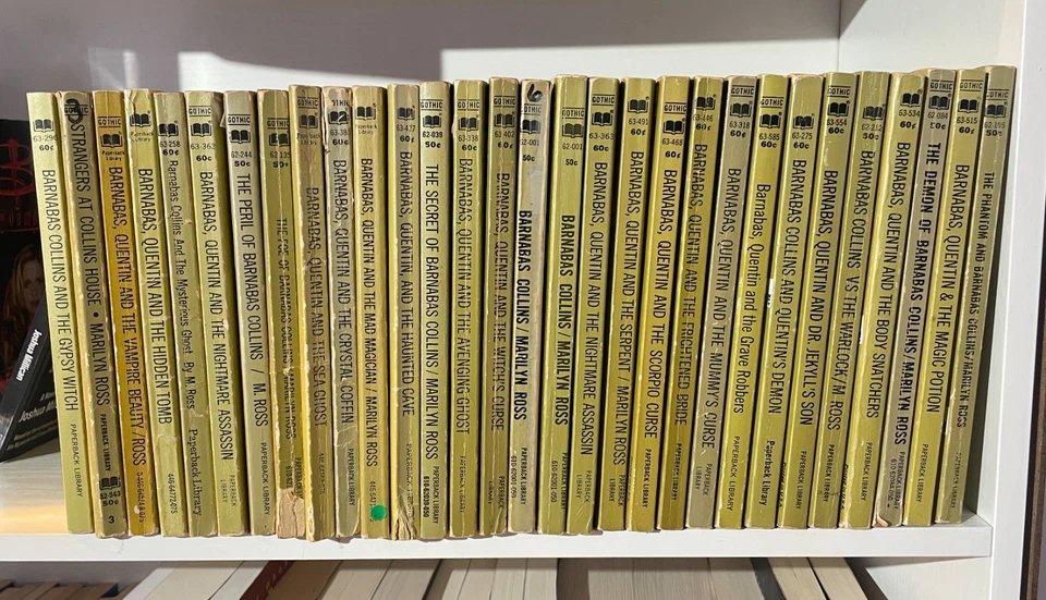 LOT of 30 Vintage Dark Shadows Barnabas Collins Marilyn Ross Paperback Books Foto 2 de 2