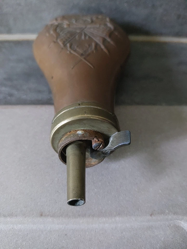 Ancienne Poire à poudre en cuivre décor Militaria Canons et fusils - Photo 3/4