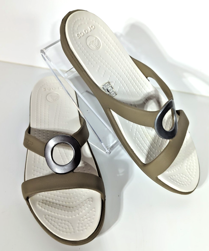 Crocs Sanrah Damen-Sandalen abgeschrägt Kreis 8 hellbraun silber Slipper Schlappen Strand