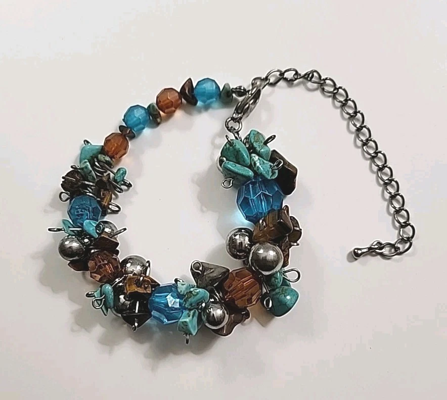 Pulsera ojo de tigre turquesa con cuentas facetadas y bolas tono plata Foto 2 de 4