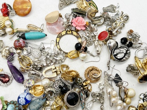 VINTAGE JOB LOT COLLECTION ODD EARRINGS BEADS RECYCLE RE USE CRAFT JEWELLERY - Picture 6 of 8