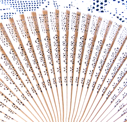 EVENTAIL ARTISANAL EN BAMBOU BRANCHES AJOUREES 23 CM FINITIOIN POMPON ORANGE*** - Picture 2 of 2