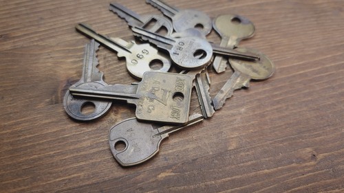 Lot of 12 Vintage Brass Keys Arco Master American Chicago National Jet & misc - Picture 16 of 18